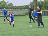 Laatste training S.K.N.W.K. JO10-1 (partijtje tegen de ouders) van woensdag 22 mei 2024 (88/133)
